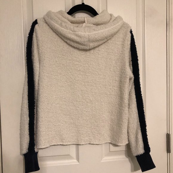 TH Cropped Fuzzy Hoodie w/ TOMMY Embroidered Logo - Picture 4 of 5